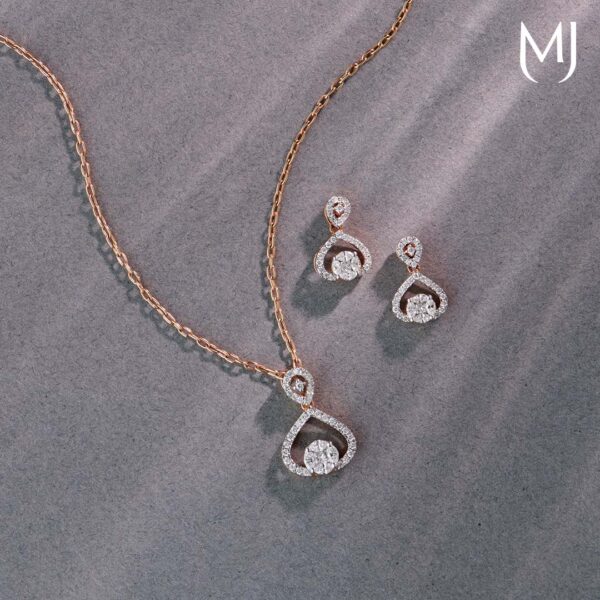 Light weight diamond pendant set