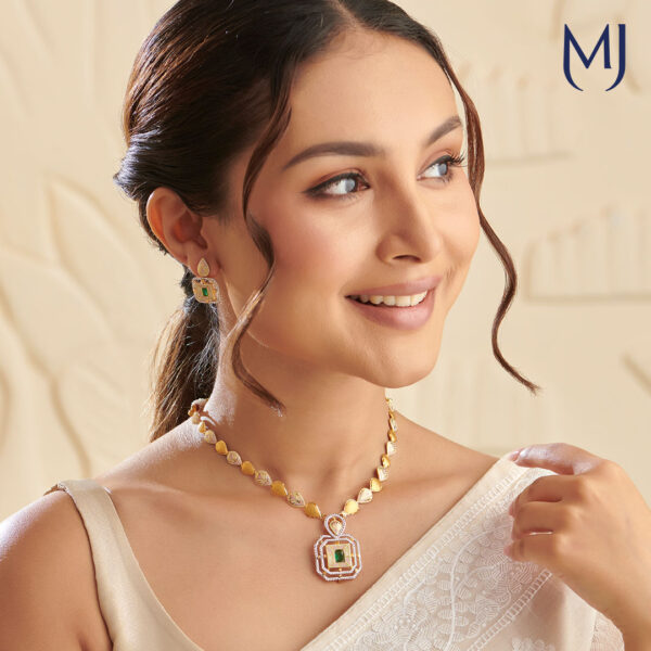Gold necklace set