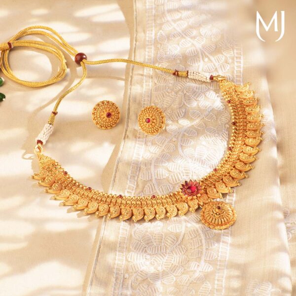 Light weight gold necklace set