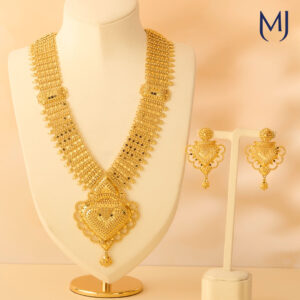 Gold necklace set