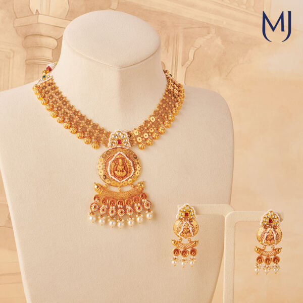 Gold necklace set