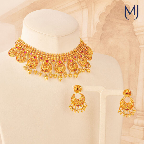 Gold necklace set