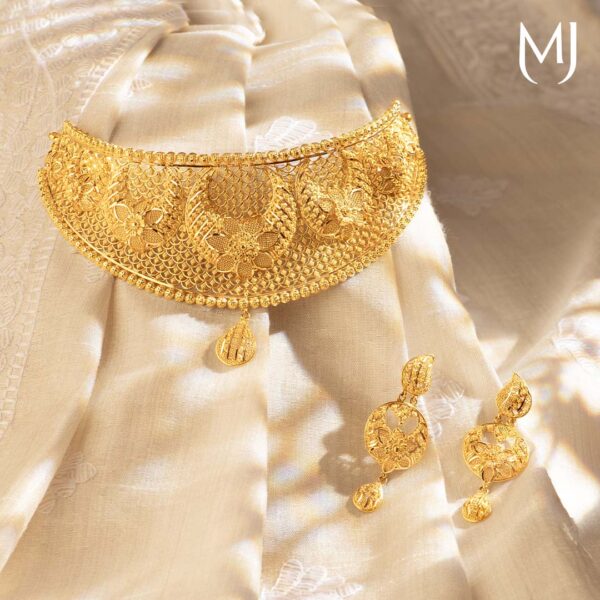 Gold necklace set