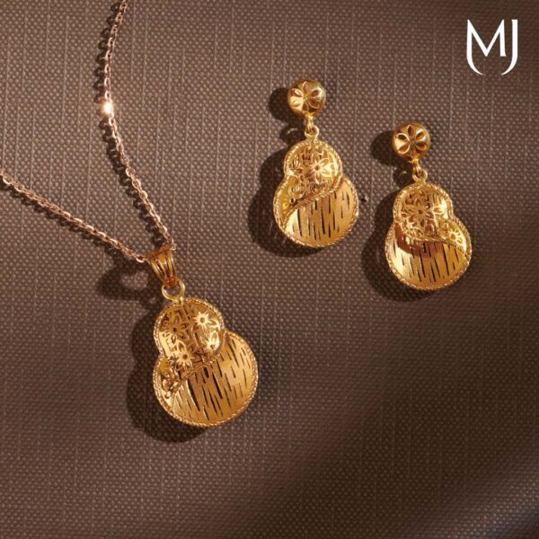 Gold pendant set