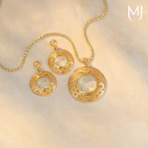 Light weight gold pendant set