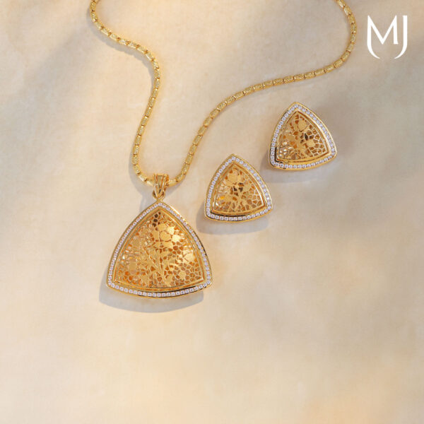 Gold pendant set