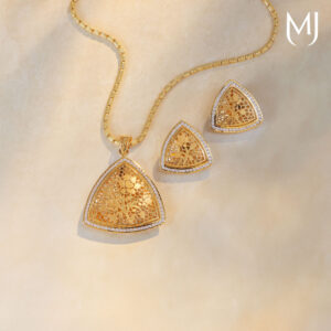 Light weight gold pendant set