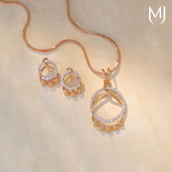 Light weight gold pendant set