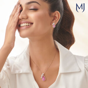 Light weight diamond pendant set