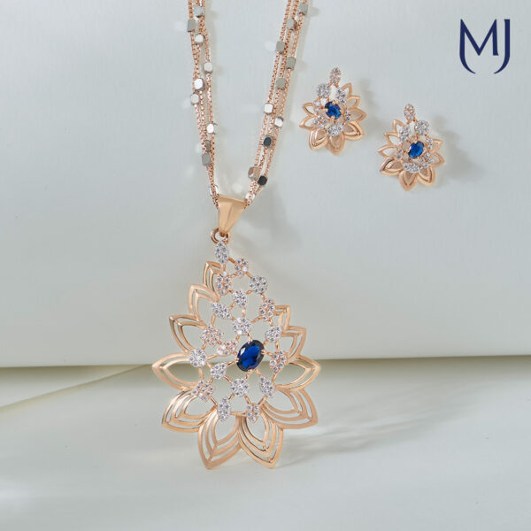 Light weight gold pendant set