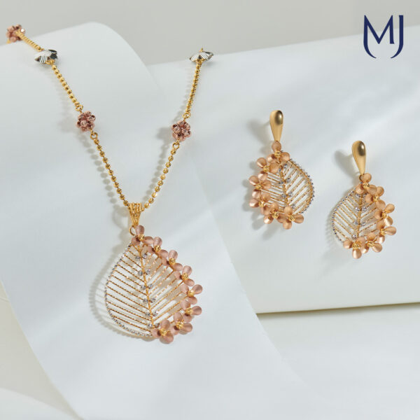 Light weight gold pendant set