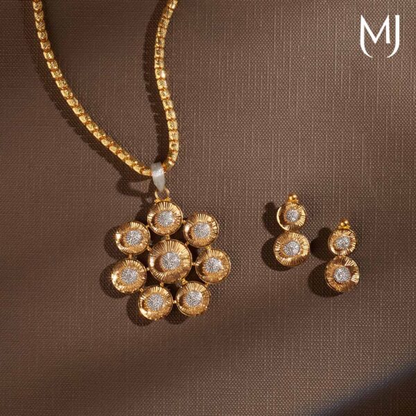 Light weight gold pendant set