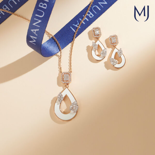 18 kt snowy diamond pendant set