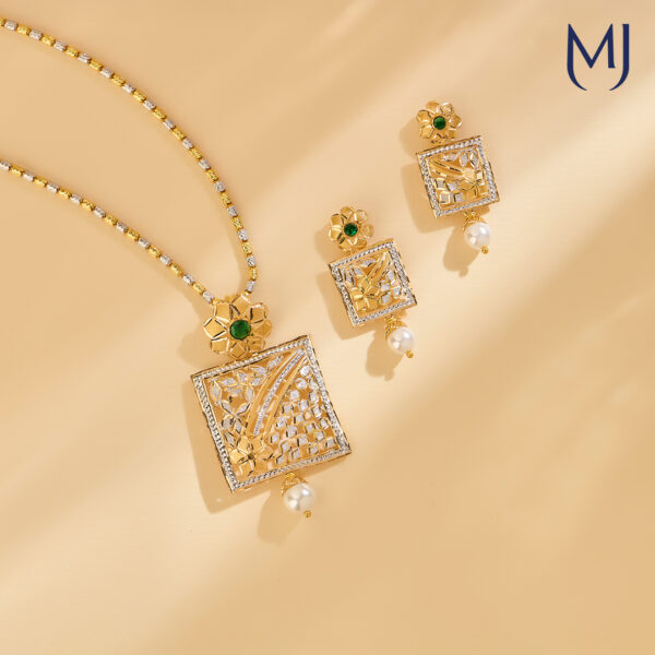 Gold pendant set