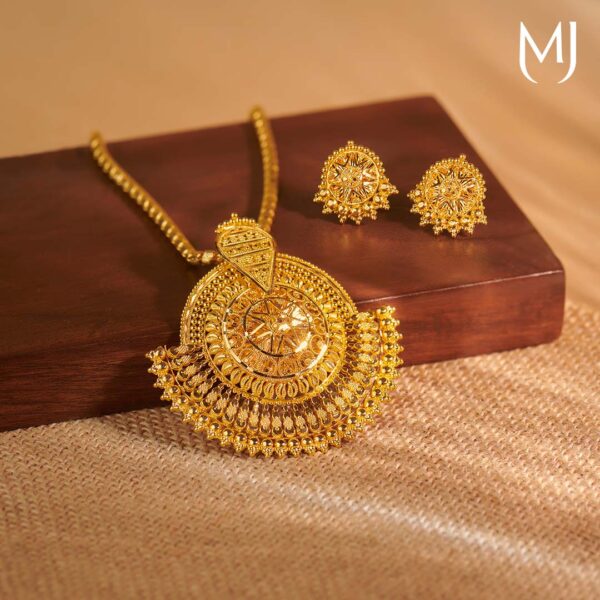 Light weight gold pendant set