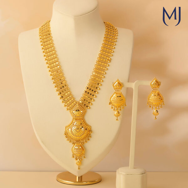 Gold necklace set