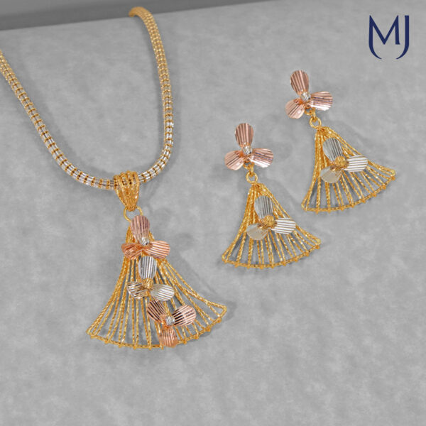 Gold pendant set