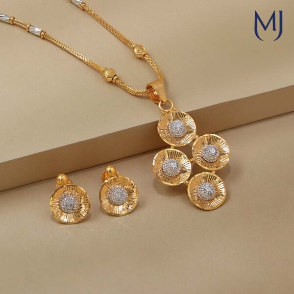 Gold pendant set