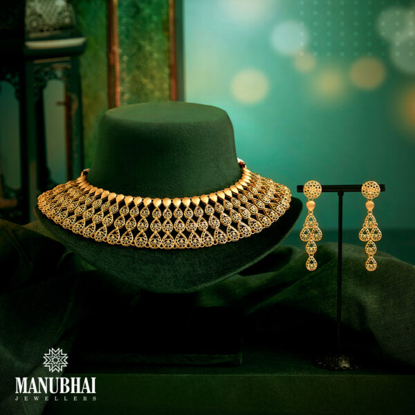 Detailed Choker Gold Necklace Set