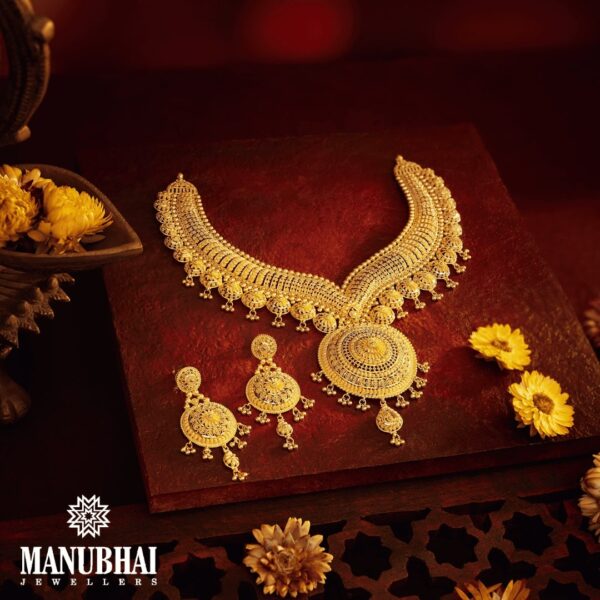 Detailed Royal Gold Necklace Set with Tassles