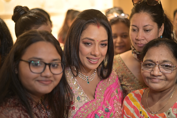 Manubhai jewellers | scintillating rupali ganguly inaugurates manubhai jewellers’ – thane store