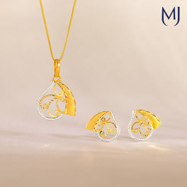 Gold pendant set