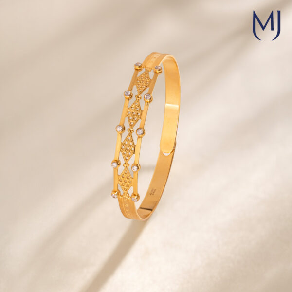 Light weight gold bangle