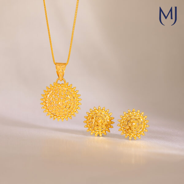 Gold pendant set