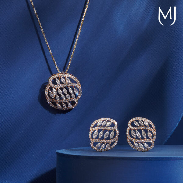 Diamond pendant set