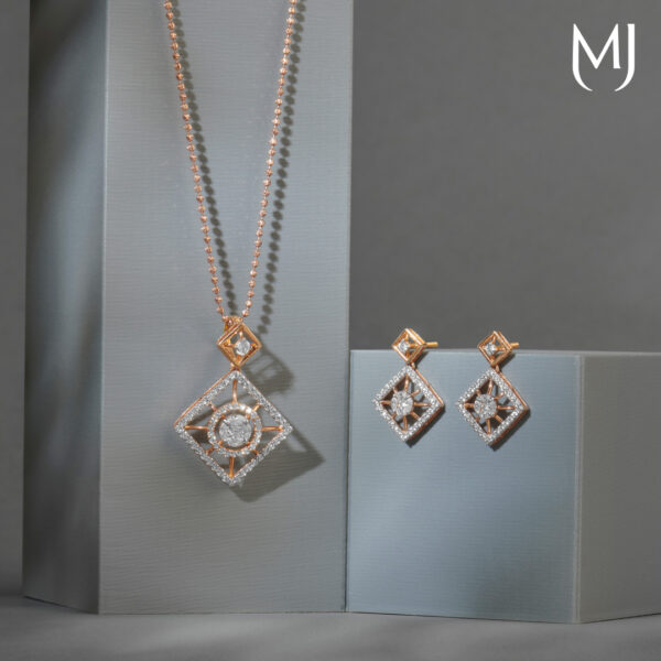 Gold pendant set