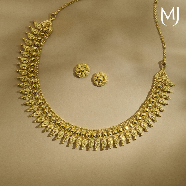 Gold necklace set