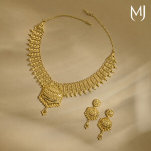 Gold necklace set