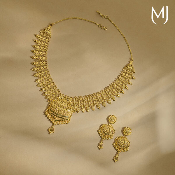 Gold necklace set