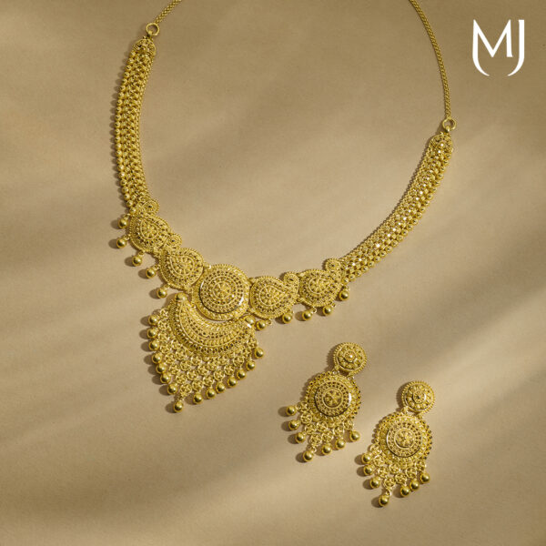 Gold necklace set