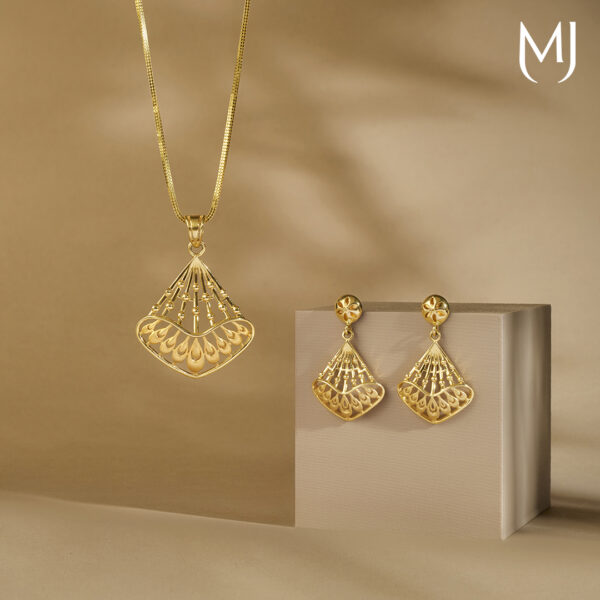 Gold pendant set