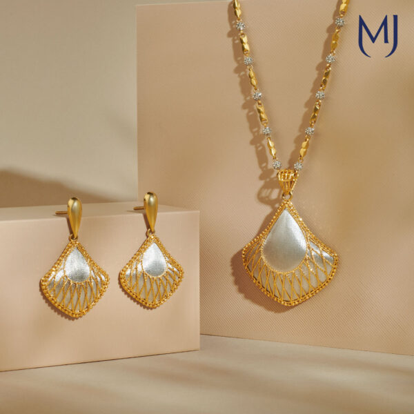 Gold pendant set