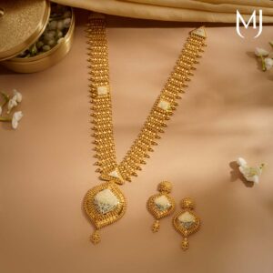 Gold necklace set