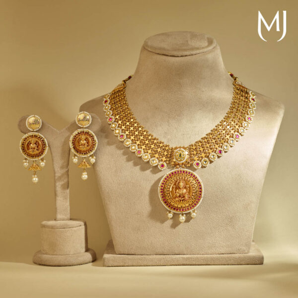 Gold necklace set