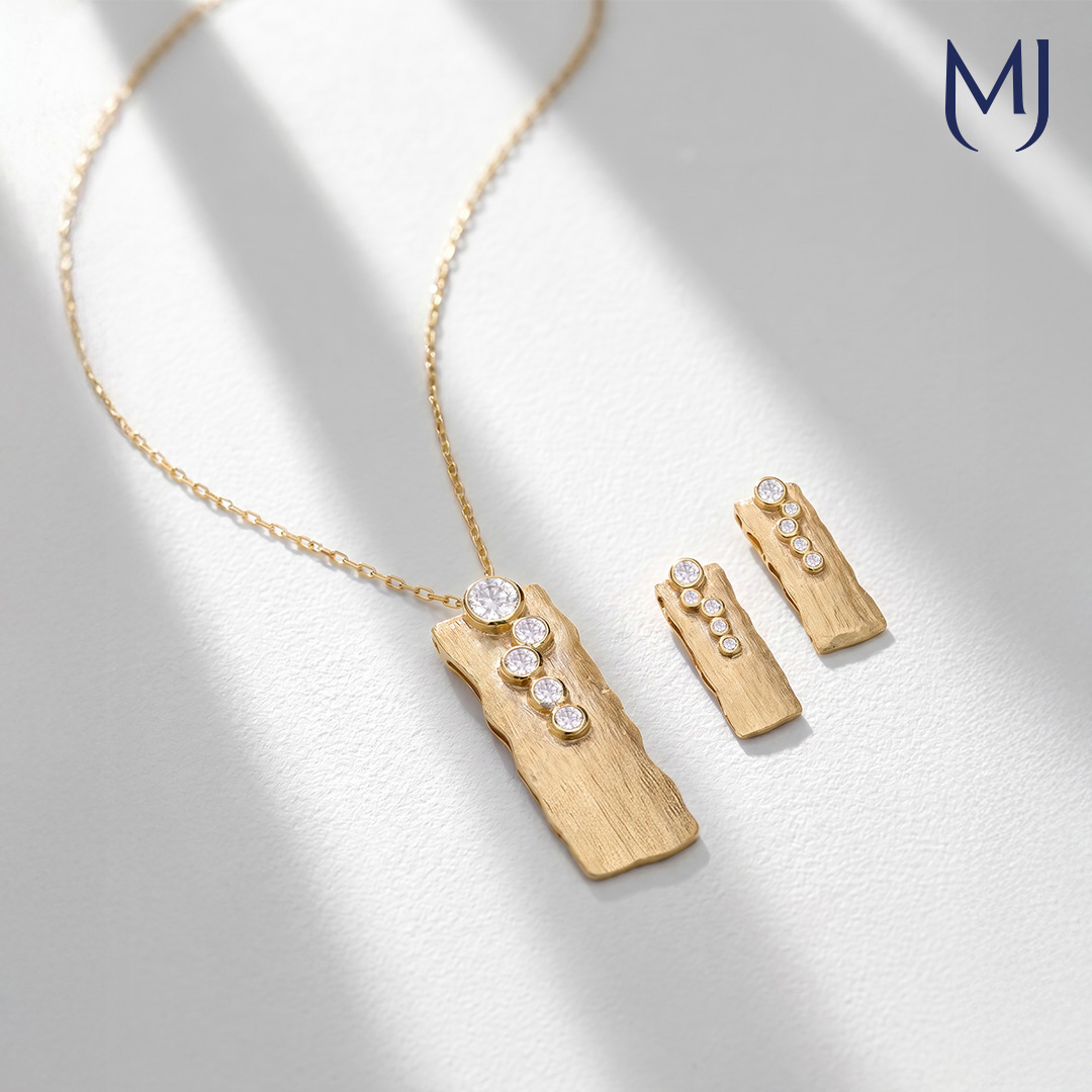 Light weight gold pendant set